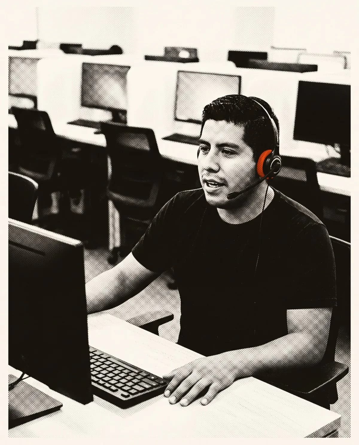 Agente de call center con diadema, atendiendo una llamada en su estación.