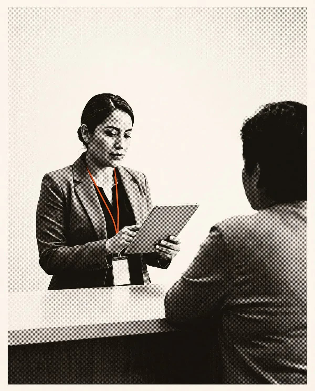 Atención a un cliente en el mostrador de una sucursal financiera, con tablet en mano.